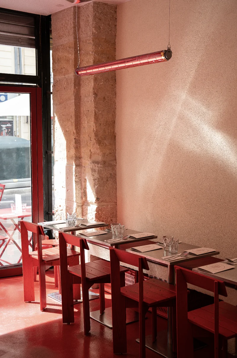 Kapunka atmosphere, red tables and chairs