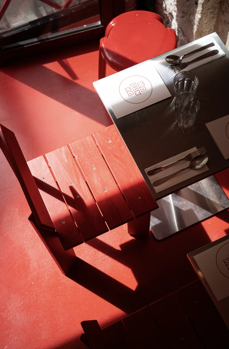 Kapunka atmosphere, red tables and chairs