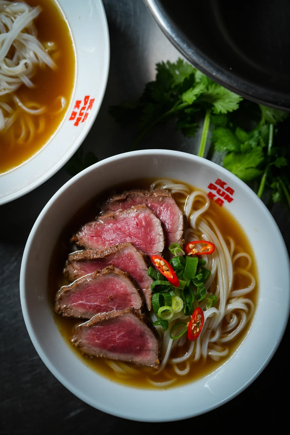 Pho Kapunka au bœuf, nouilles de riz, herbes fraîches et bouillon