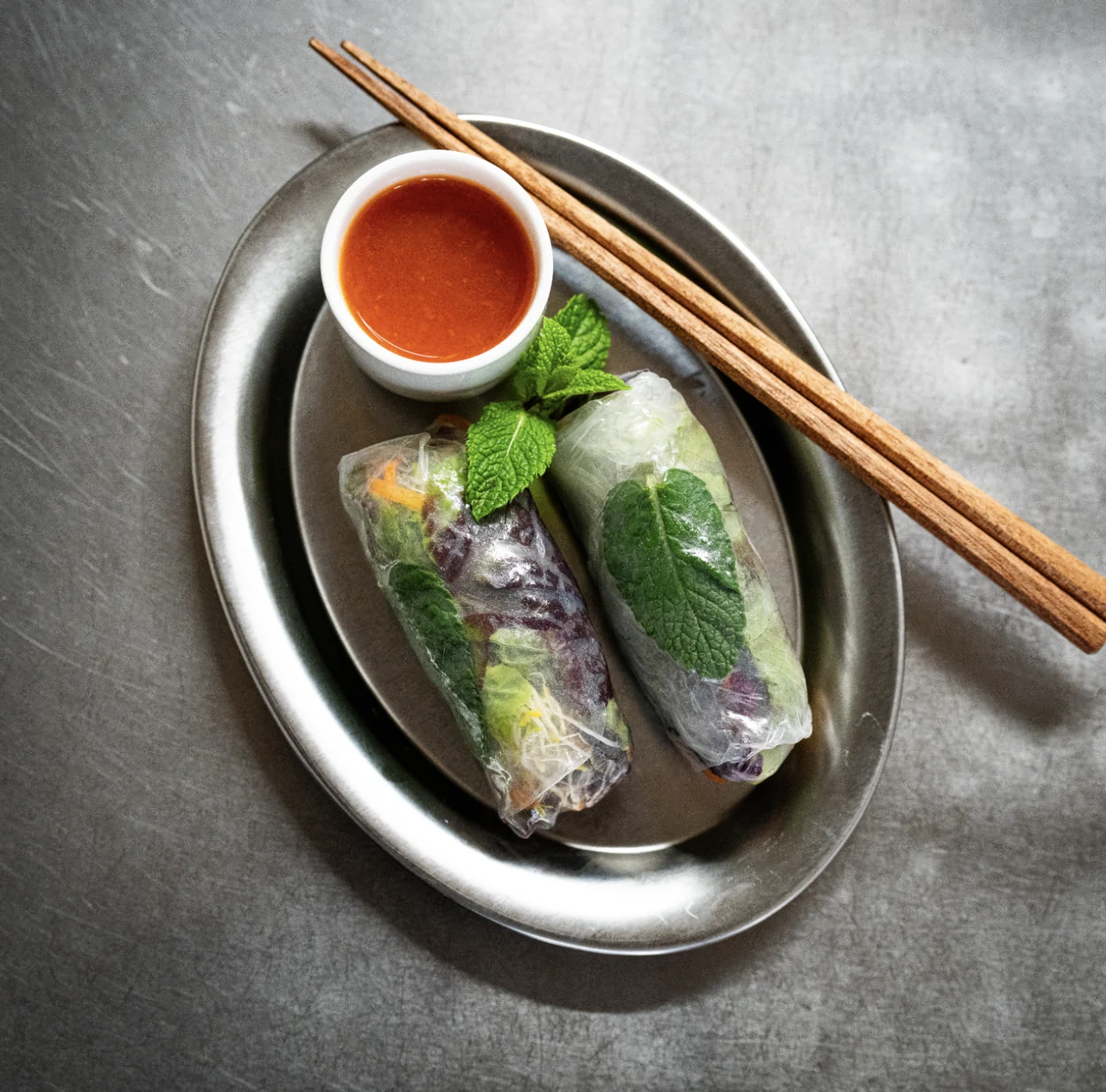Rouleaux de printemps Kapunka, herbes fraîches et sauce
