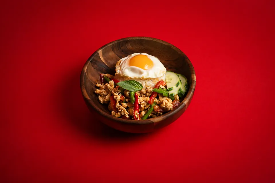 Pad ka phrao Kapunka, œuf frit et riz blanc