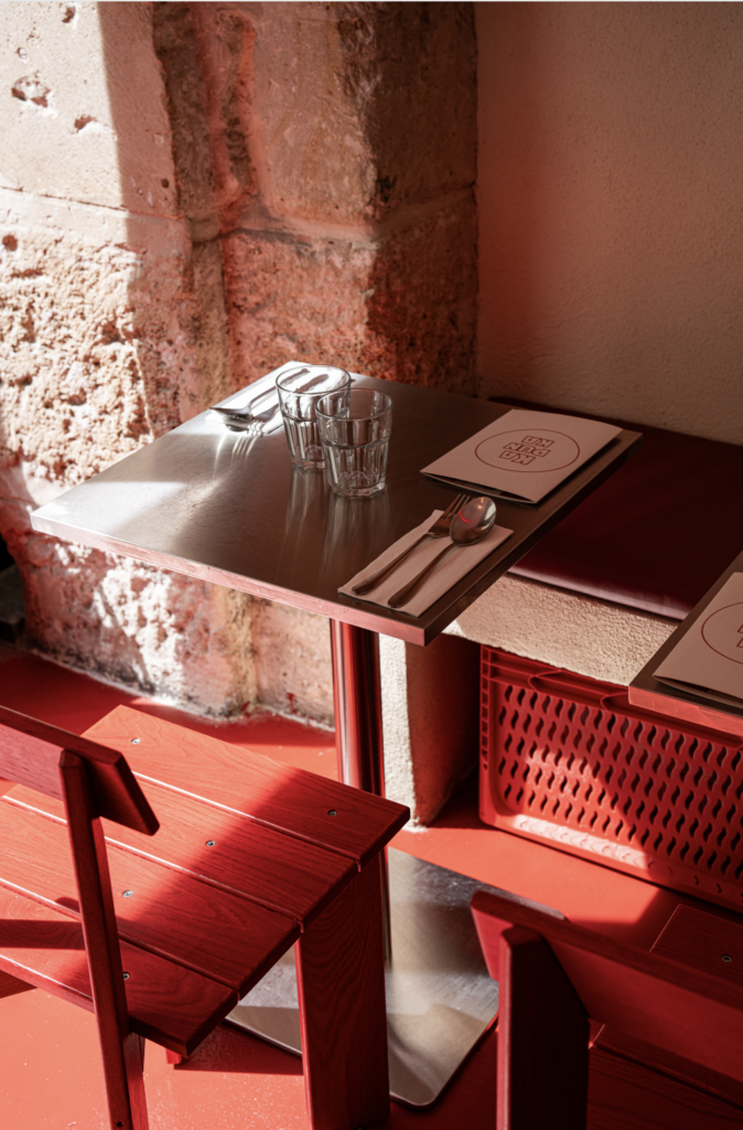 Table et chaises rouges de Kapunka Montorgueil